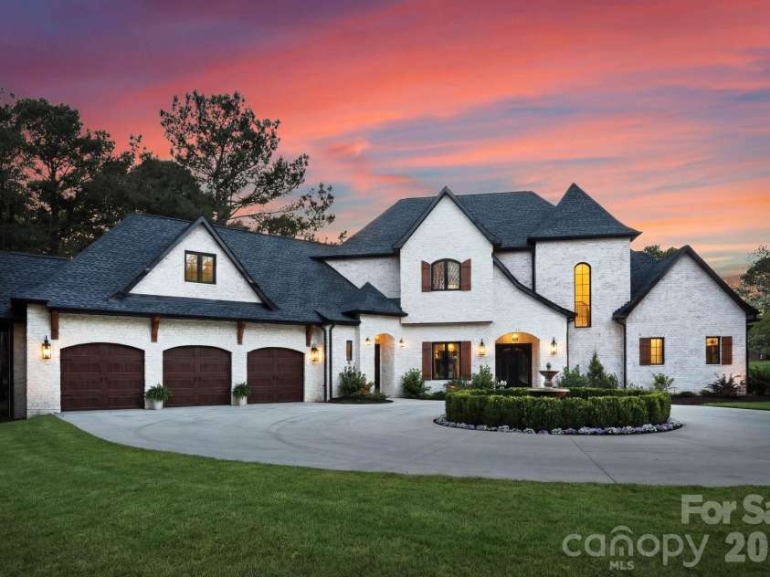 152 Forum Drive, Mooresville, NC 28117.  MLS# CAR4360906, YatesRealty ID 14101. 