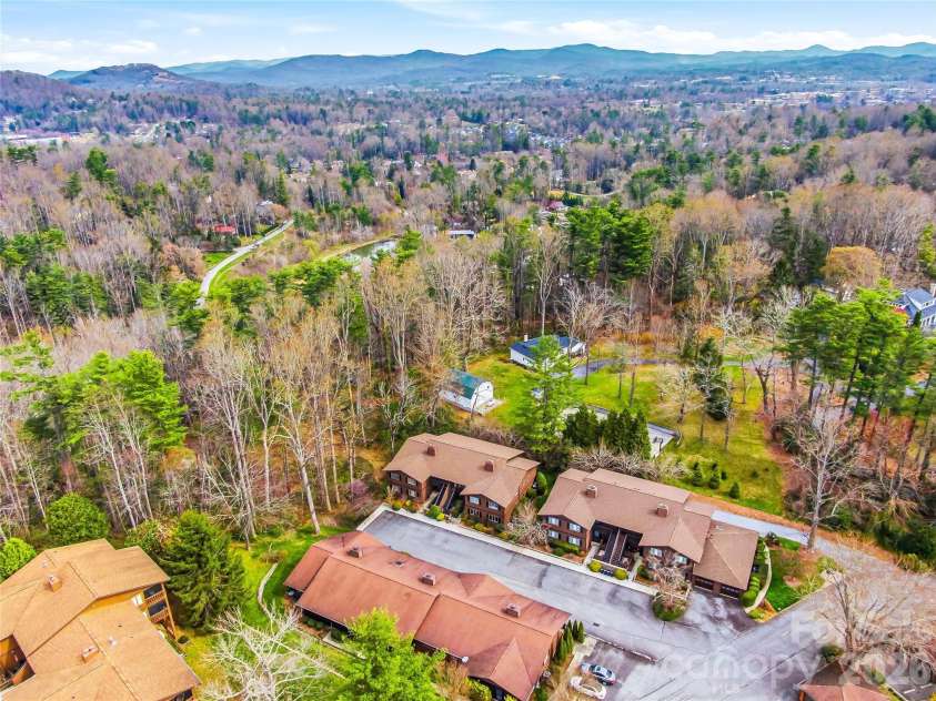 115 Bent Tree Drive, Hendersonville, NC 28739.  MLS# CAR4360026, YatesRealty ID 14102. 