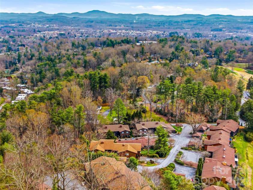 115 Bent Tree Drive, Hendersonville, NC 28739.  MLS# CAR4360026, YatesRealty ID 14102. 