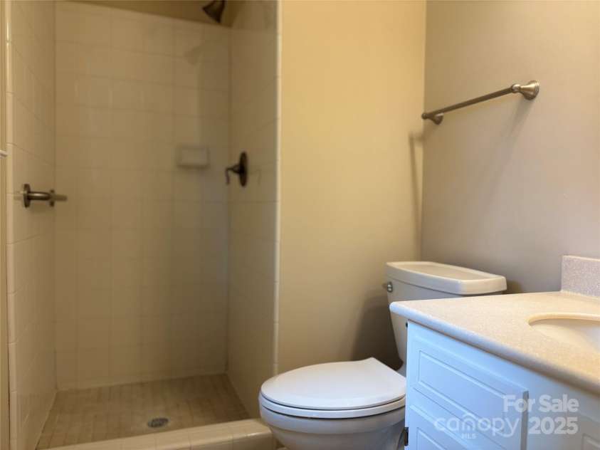 7212 Bradley Court, Charlotte, NC 28227.  MLS# CAR4259297, YatesRealty ID 14102. Primary Bath