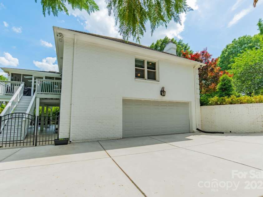 5135 Winding Brook Road, Charlotte, NC 28226.  MLS# CAR4253987, YatesRealty ID 14104. 2-Car Garage
