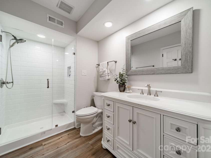 5135 Winding Brook Road, Charlotte, NC 28226.  MLS# CAR4253987, YatesRealty ID 14104. Full Bath 3