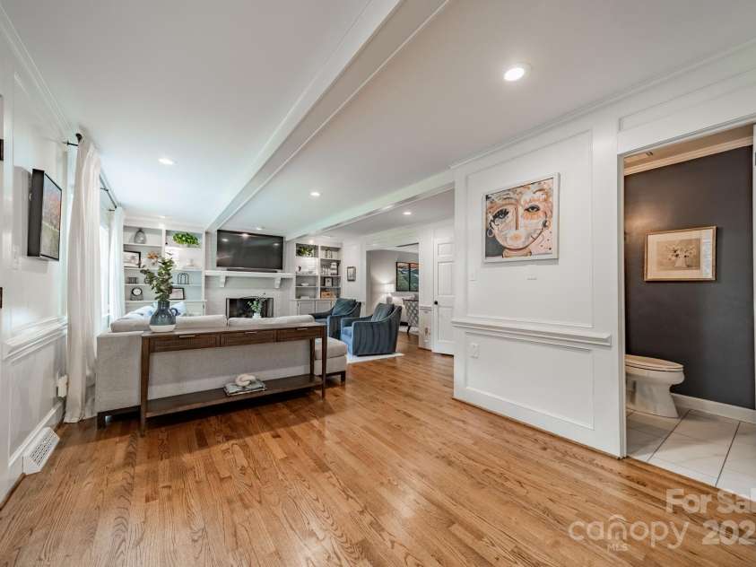 5135 Winding Brook Road, Charlotte, NC 28226.  MLS# CAR4253987, YatesRealty ID 14104. Half Bath