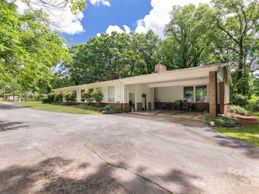 981 Sherwood Circle, Lancaster, SC 29720.  MLS# CAR4254129, YatesRealty ID 14107. 
