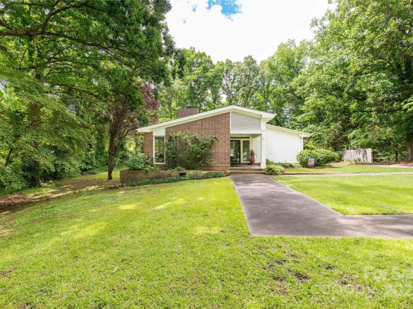981 Sherwood Circle, Lancaster, SC 29720.  MLS# CAR4254129, YatesRealty ID 14107. 