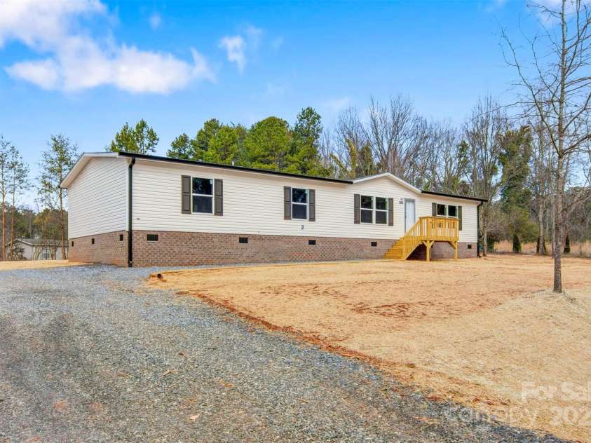 3365 34th Avenue Court, Hickory, NC 28601.  MLS# CAR4225163, YatesRealty ID 14109. 