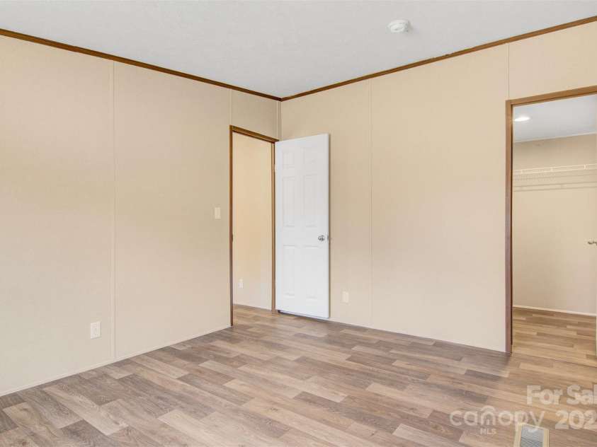 3365 34th Avenue Court, Hickory, NC 28601.  MLS# CAR4225163, YatesRealty ID 14109. 