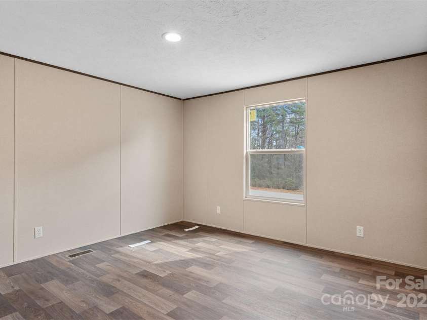 3365 34th Avenue Court, Hickory, NC 28601.  MLS# CAR4225163, YatesRealty ID 14109. 