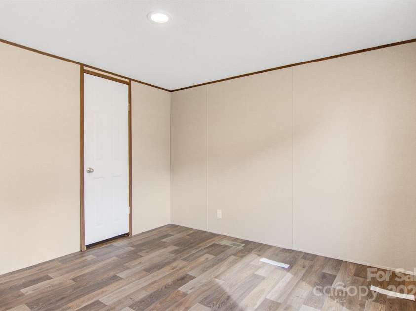 3365 34th Avenue Court, Hickory, NC 28601.  MLS# CAR4225163, YatesRealty ID 14109. 