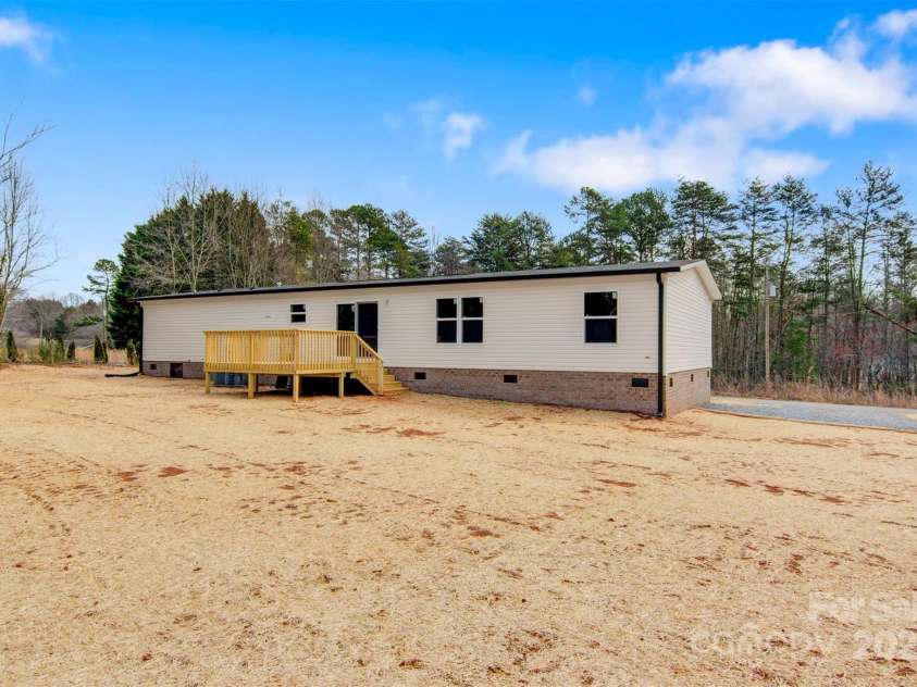 3365 34th Avenue Court, Hickory, NC 28601.  MLS# CAR4225163, YatesRealty ID 14109. 