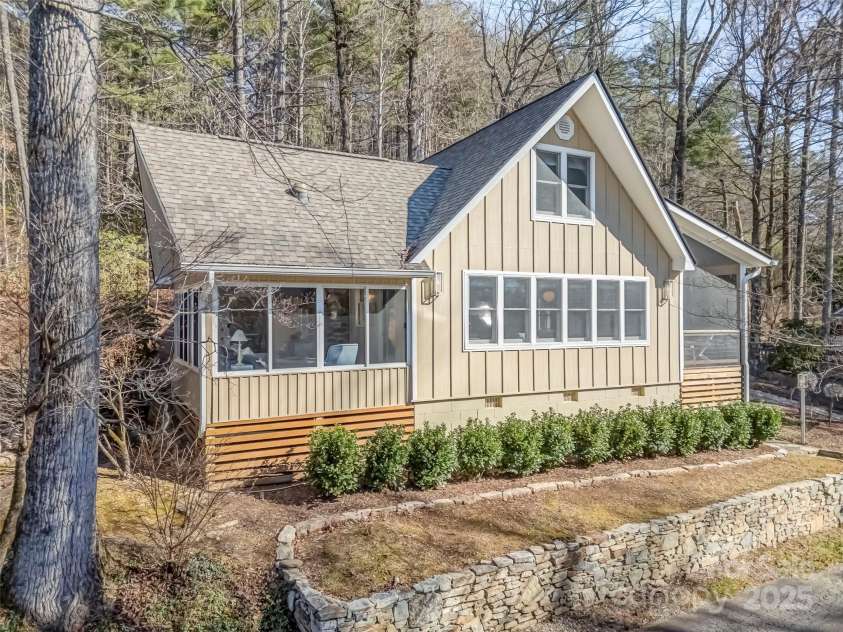 40 Toxaway Landing Drive, Lake Toxaway, NC 28747.  MLS# CAR4329931, YatesRealty ID 1411. 