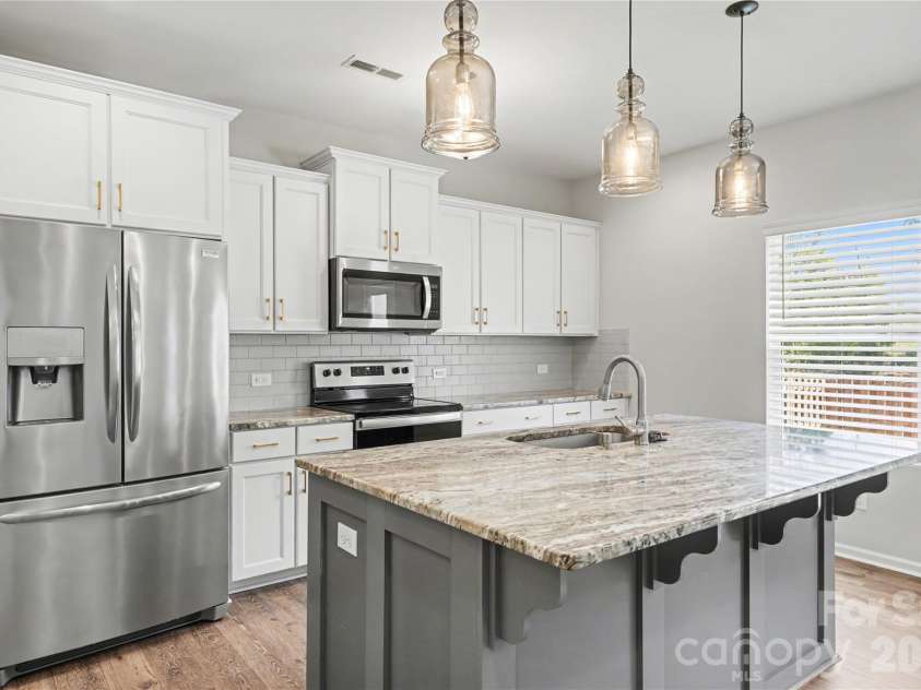 5048 Thomasville Drive, Belmont, NC 28012.  MLS# CAR4370628, YatesRealty ID 14111. Kitchen with Island