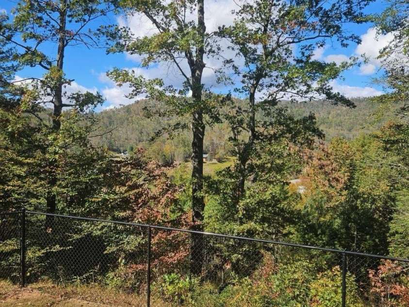 493 Spring Hill Road, Bakersville, NC 28705.  MLS# CAR4308372, YatesRealty ID 14115. 