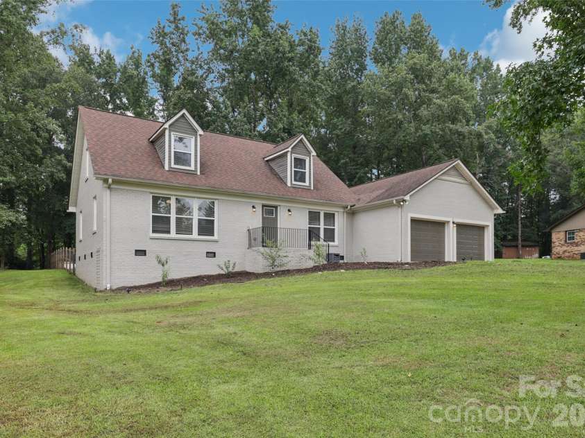 798 Pine Haven Circle, Clover, SC 29710.  MLS# CAR4359577, YatesRealty ID 14117. Partial Brick & Vinyl