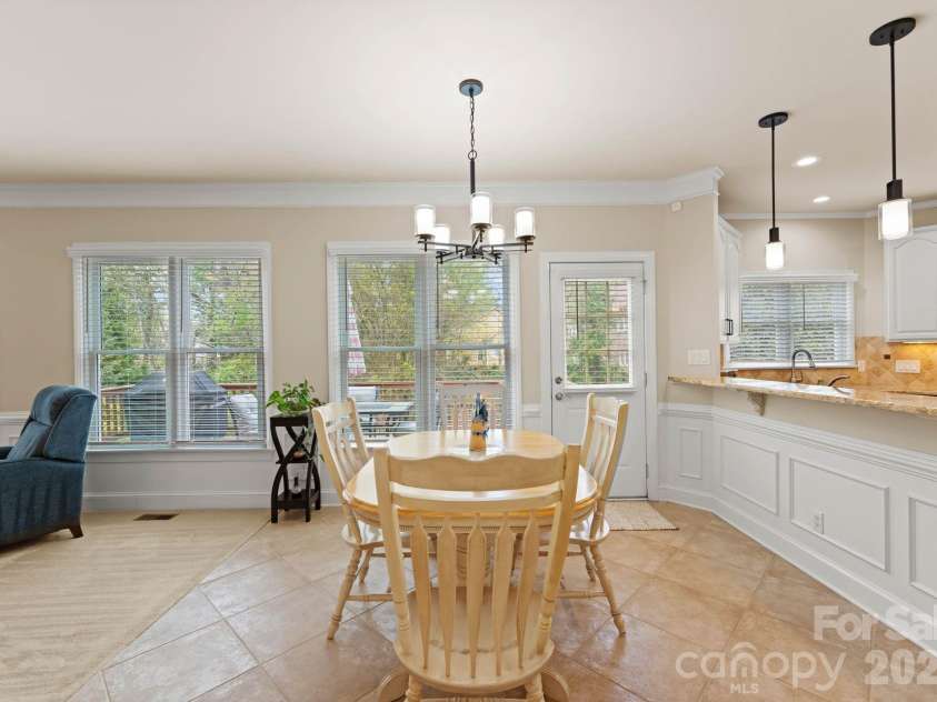 4708 Heatherton Place, Charlotte, NC 28270.  MLS# CAR4363271, YatesRealty ID 14119. Breakfast Area