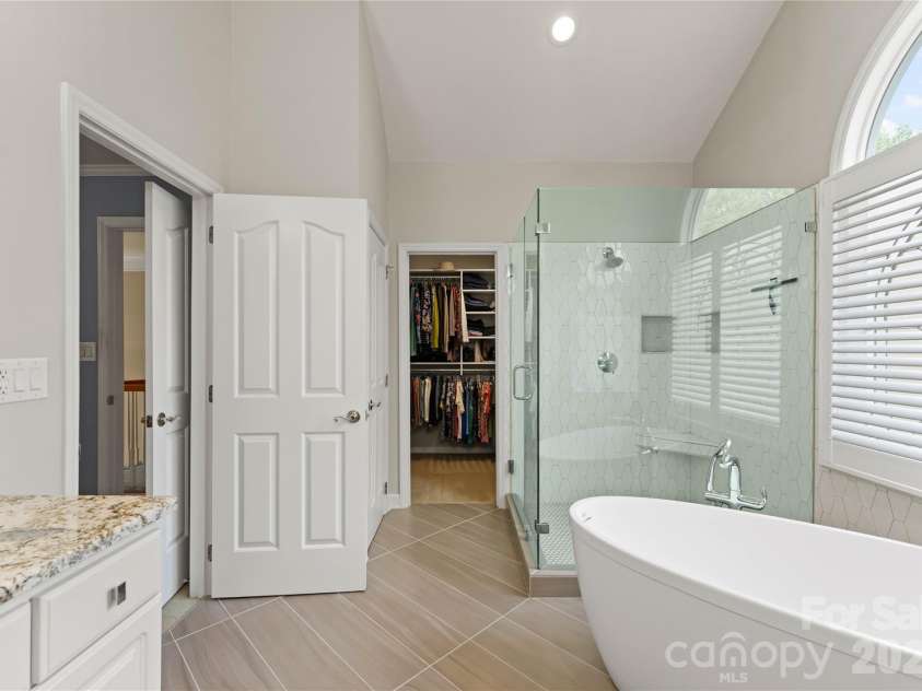 4708 Heatherton Place, Charlotte, NC 28270.  MLS# CAR4363271, YatesRealty ID 14119. Primary Bathroom