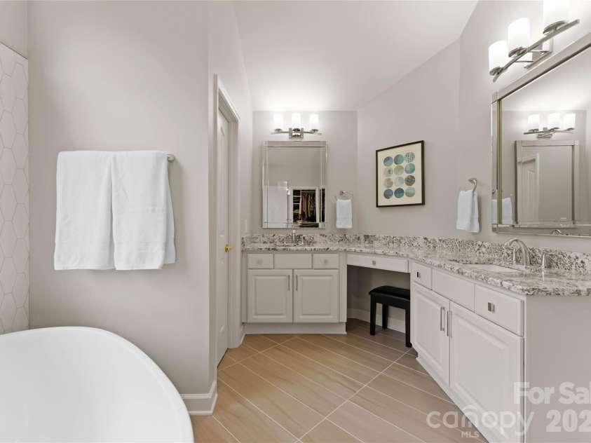 4708 Heatherton Place, Charlotte, NC 28270.  MLS# CAR4363271, YatesRealty ID 14119. Primary Bathroom
