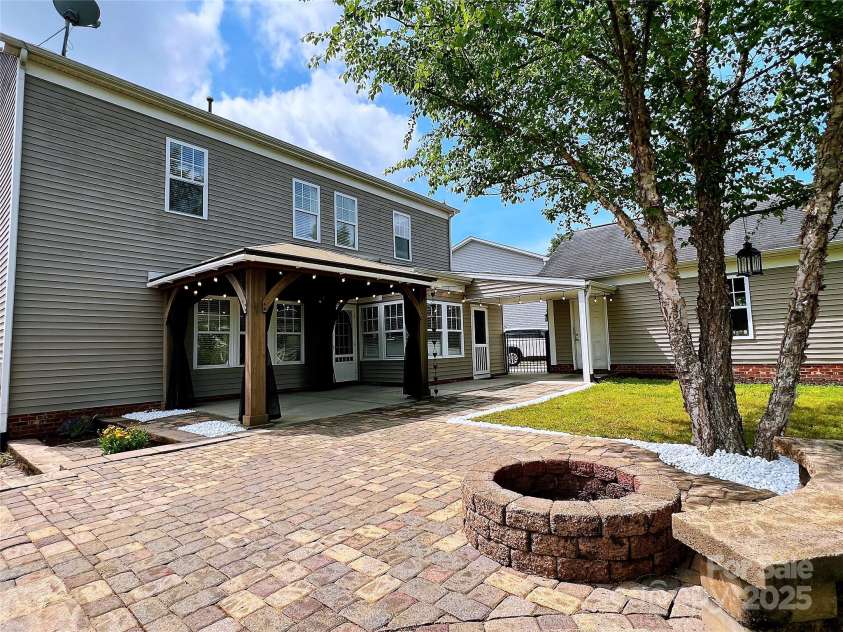 8206 Stourhead Gardens Lane, Waxhaw, NC 28173.  MLS# CAR4250920, YatesRealty ID 14120. Firepit