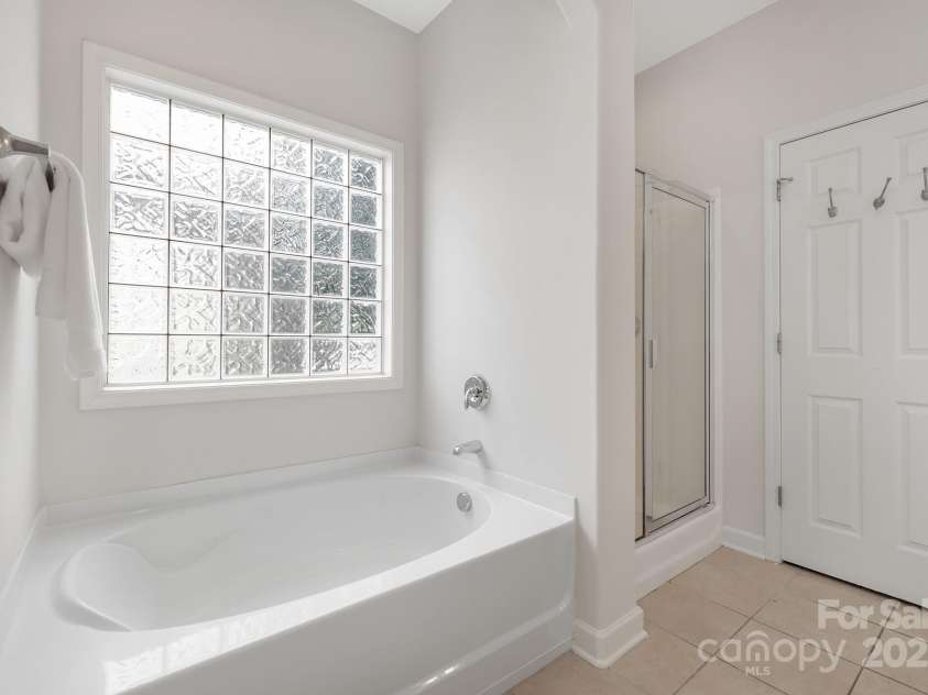 8206 Stourhead Gardens Lane, Waxhaw, NC 28173.  MLS# CAR4250920, YatesRealty ID 14120. Garden Tub in Primary bathroom