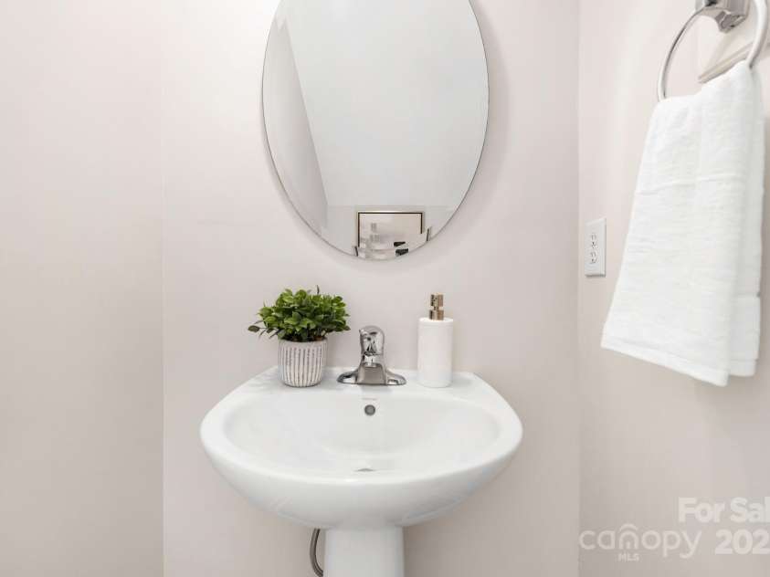 8206 Stourhead Gardens Lane, Waxhaw, NC 28173.  MLS# CAR4250920, YatesRealty ID 14120. Half Bathroom