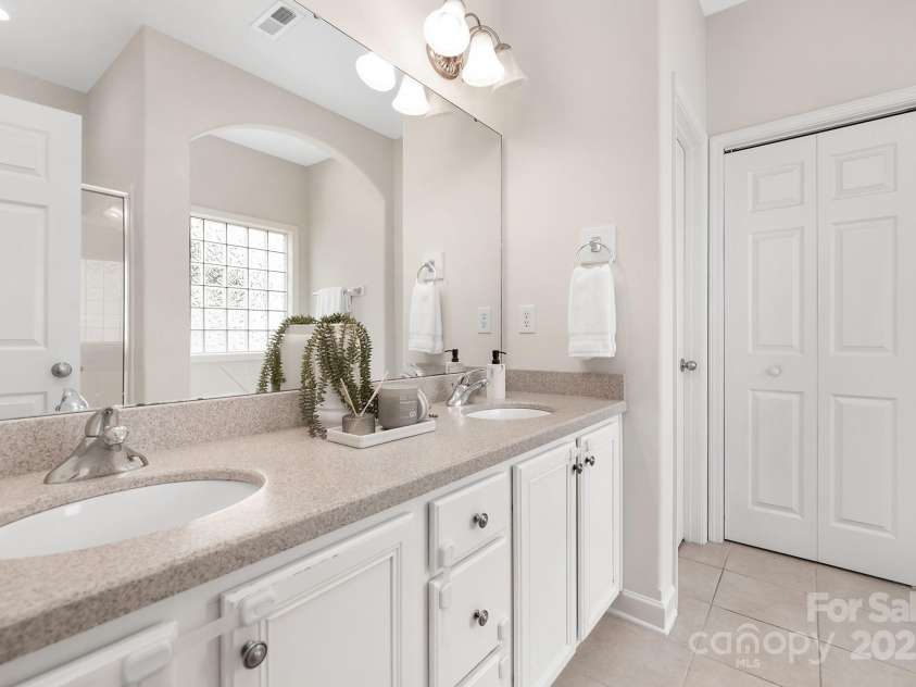 8206 Stourhead Gardens Lane, Waxhaw, NC 28173.  MLS# CAR4250920, YatesRealty ID 14120. Primary Bathroom