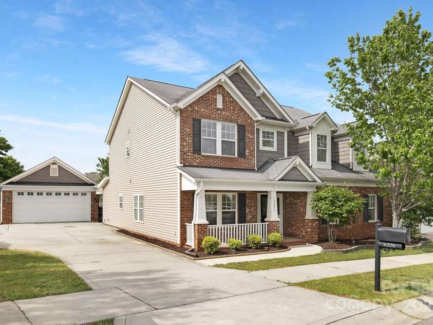 8206 Stourhead Gardens Lane, Waxhaw, NC 28173.  MLS# CAR4250920, YatesRealty ID 14120. Super long driveway for extra parking