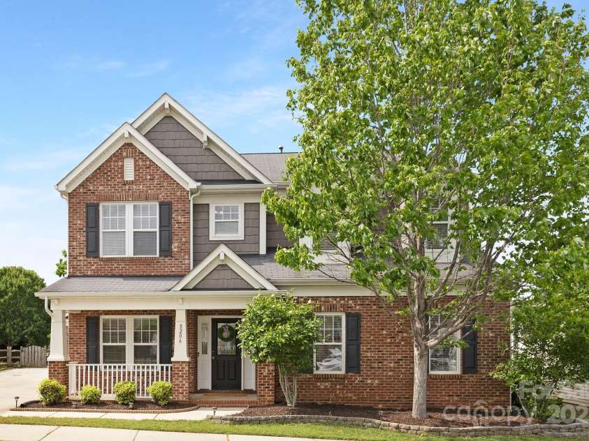 8206 Stourhead Gardens Lane, Waxhaw, NC 28173.  MLS# CAR4250920, YatesRealty ID 14120. Welcome home