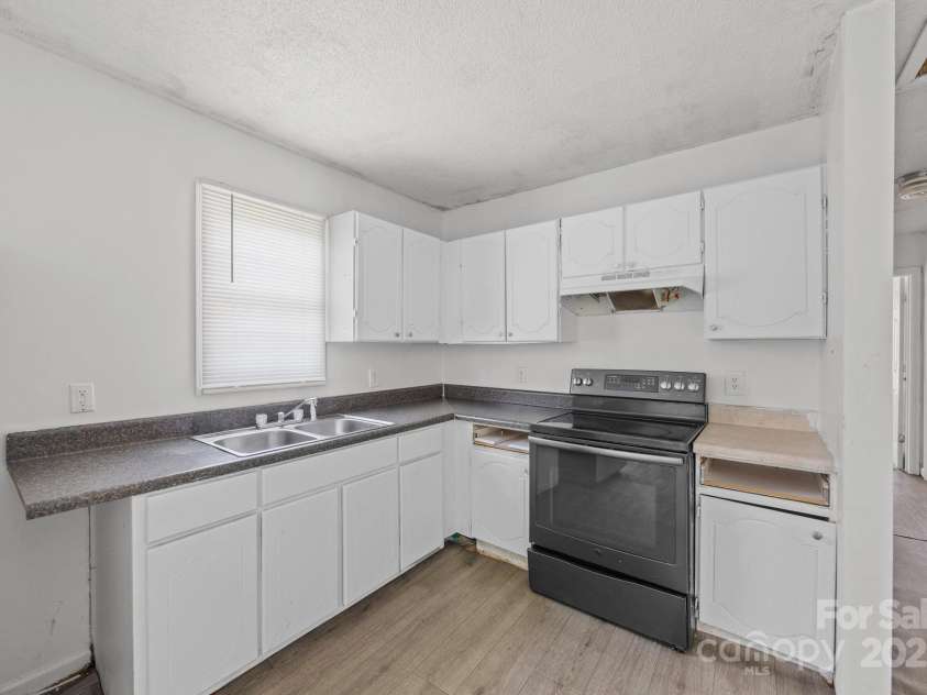 809 1st Street, Ahoskie, NC 27910.  MLS# CAR4247528, YatesRealty ID 14122. 