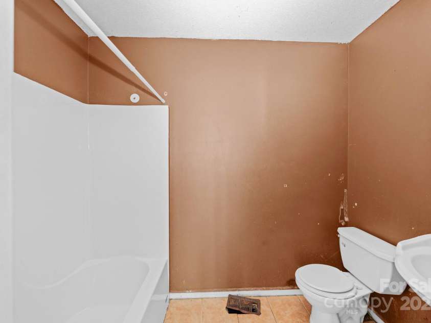 809 1st Street, Ahoskie, NC 27910.  MLS# CAR4247528, YatesRealty ID 14122. 