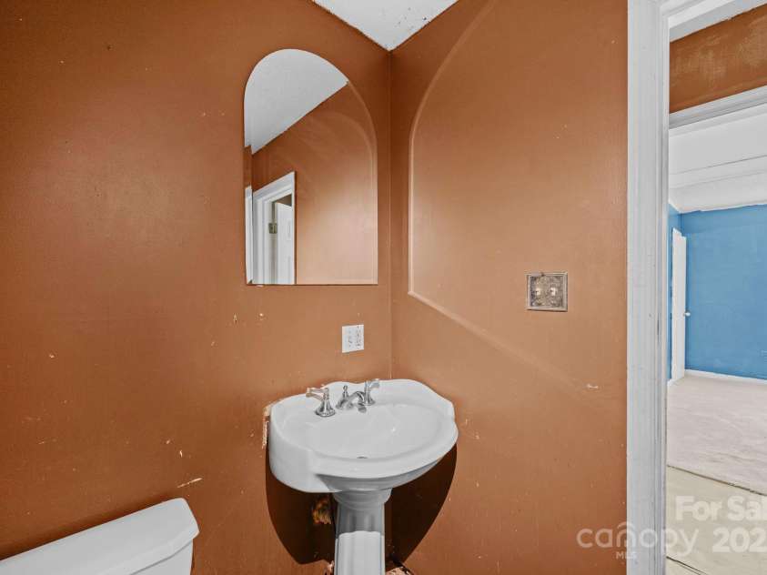 809 1st Street, Ahoskie, NC 27910.  MLS# CAR4247528, YatesRealty ID 14122. 