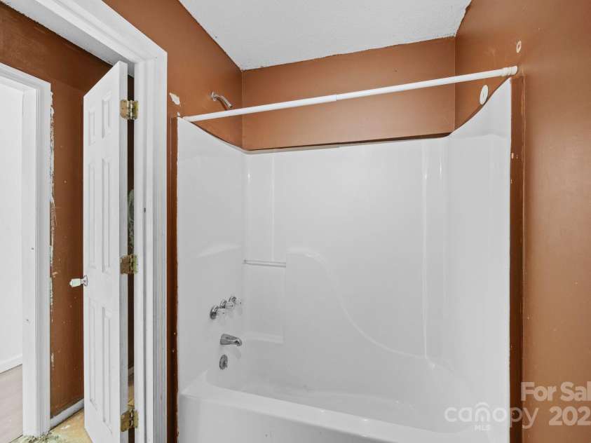 809 1st Street, Ahoskie, NC 27910.  MLS# CAR4247528, YatesRealty ID 14122. 