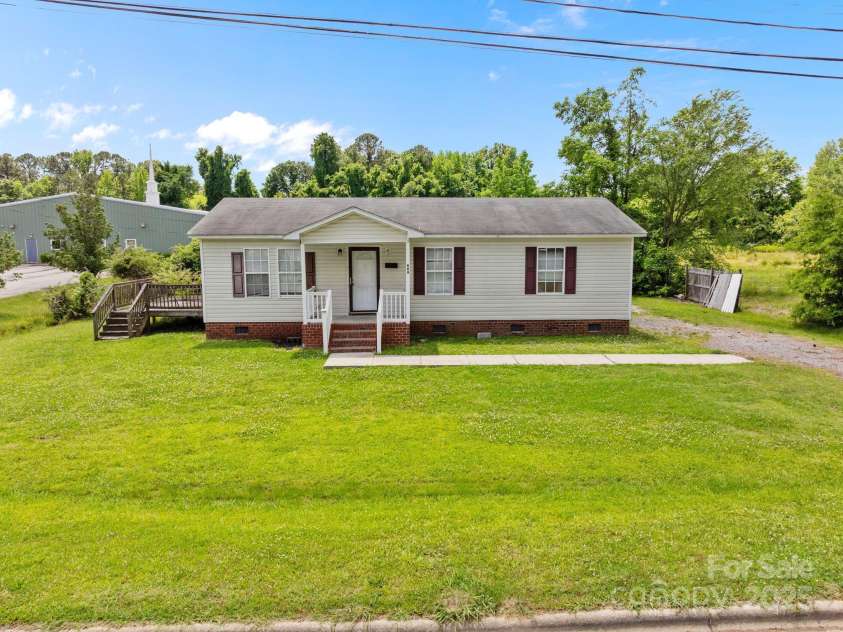 809 1st Street, Ahoskie, NC 27910.  MLS# CAR4247528, YatesRealty ID 14122. 