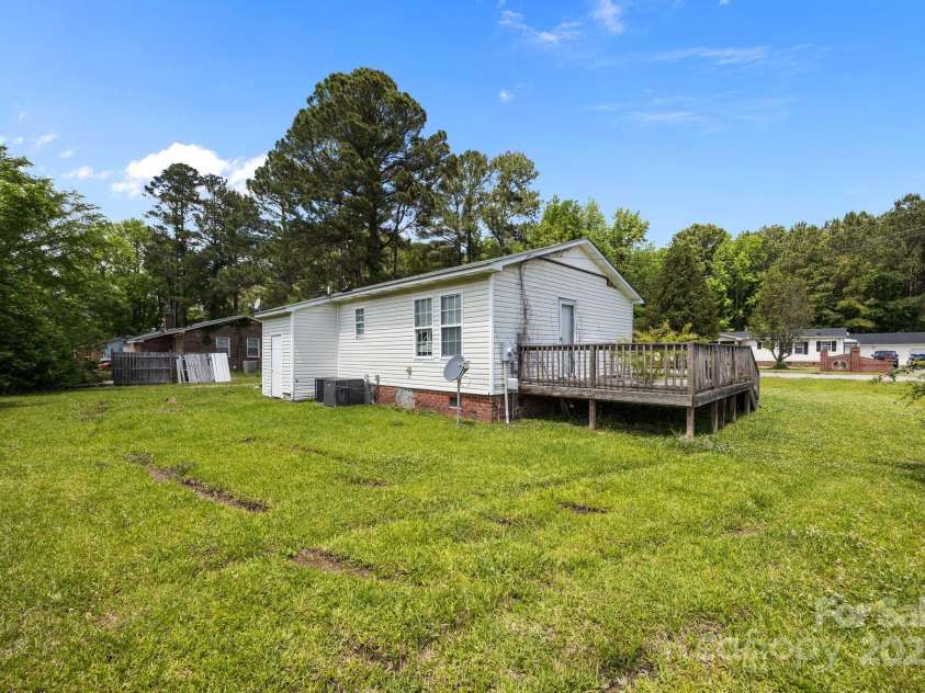 809 1st Street, Ahoskie, NC 27910.  MLS# CAR4247528, YatesRealty ID 14122. 