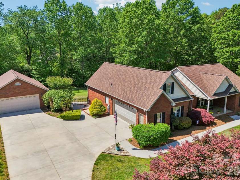155 Howard Pond Loop, Statesville, NC 28625.  MLS# CAR4355676, YatesRealty ID 14123. 