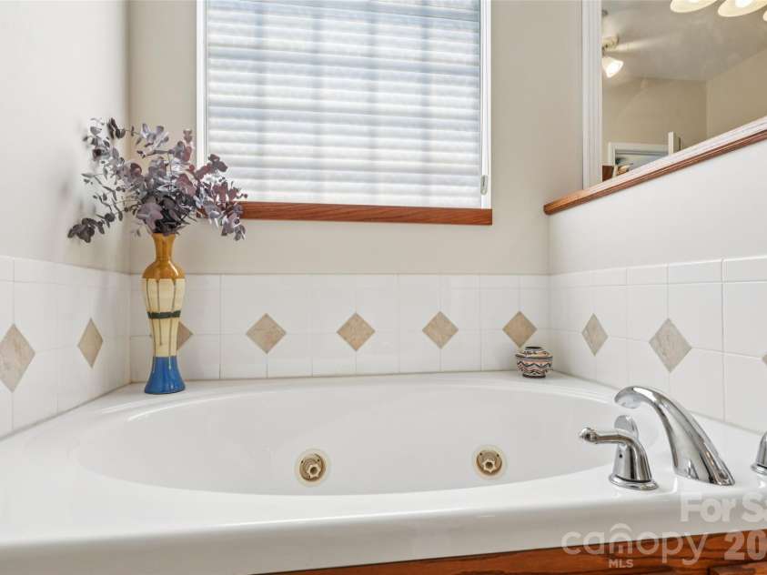 155 Howard Pond Loop, Statesville, NC 28625.  MLS# CAR4355676, YatesRealty ID 14123. 