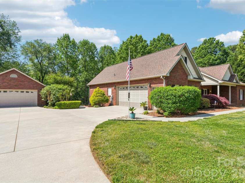 155 Howard Pond Loop, Statesville, NC 28625.  MLS# CAR4355676, YatesRealty ID 14123. 