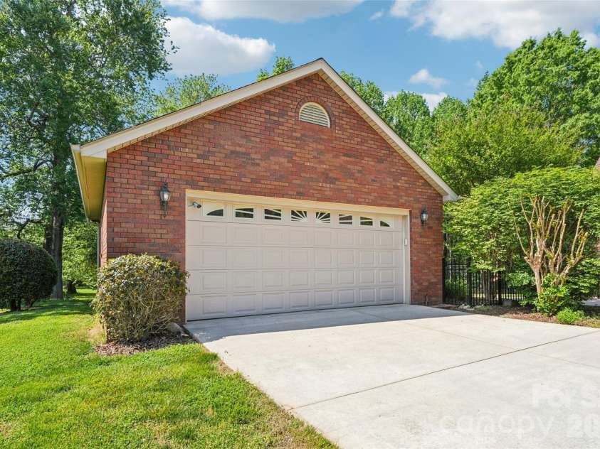 155 Howard Pond Loop, Statesville, NC 28625.  MLS# CAR4355676, YatesRealty ID 14123. 