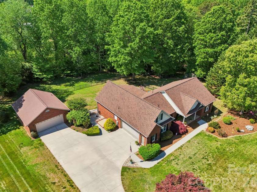 155 Howard Pond Loop, Statesville, NC 28625.  MLS# CAR4355676, YatesRealty ID 14123. 