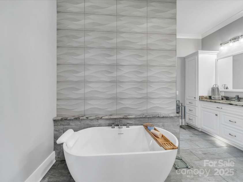 1579 Sunset Pointe Drive, Salisbury, NC 28146.  MLS# CAR4249912, YatesRealty ID 14126. Primary Bath