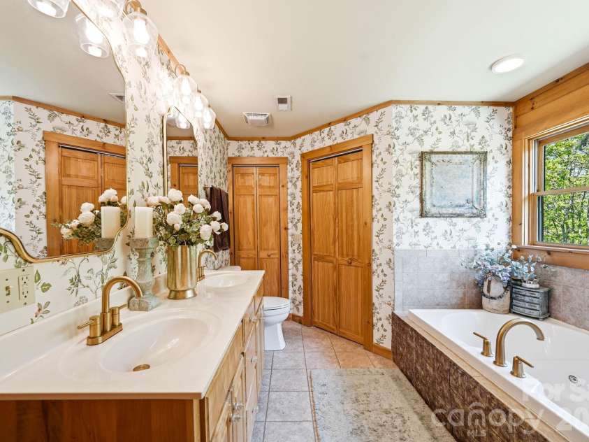 3918 Skyline Drive, Morganton, NC 28655.  MLS# CAR4371181, YatesRealty ID 14128. 
