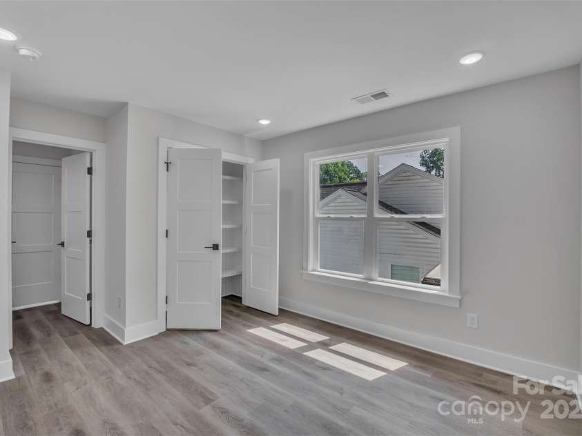 1933 St Mark Street, Charlotte, NC 28216.  MLS# CAR4259353, YatesRealty ID 14133. 