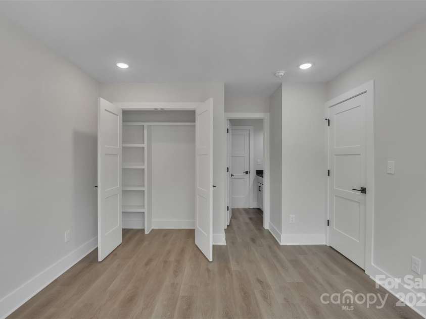 1933 St Mark Street, Charlotte, NC 28216.  MLS# CAR4259353, YatesRealty ID 14133. 