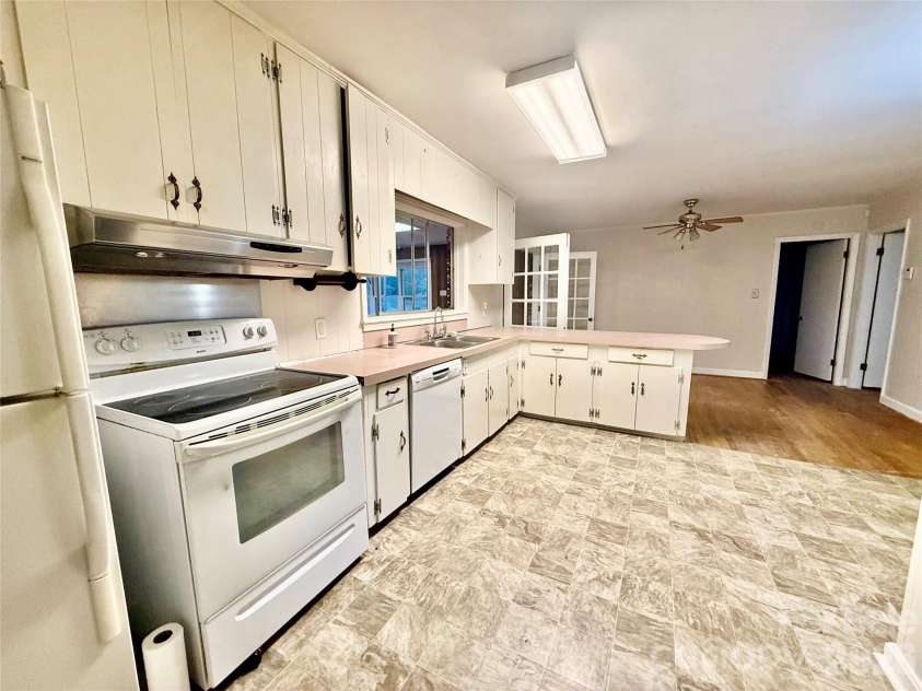 115 Chester Avenue, Great Falls, SC 29055.  MLS# CAR4315415, YatesRealty ID 14135. 