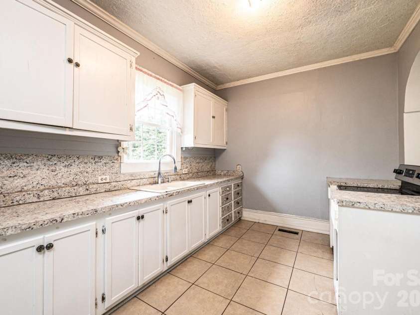 201 Newland Place, Lenoir, NC 28645.  MLS# CAR4359302, YatesRealty ID 14136. 