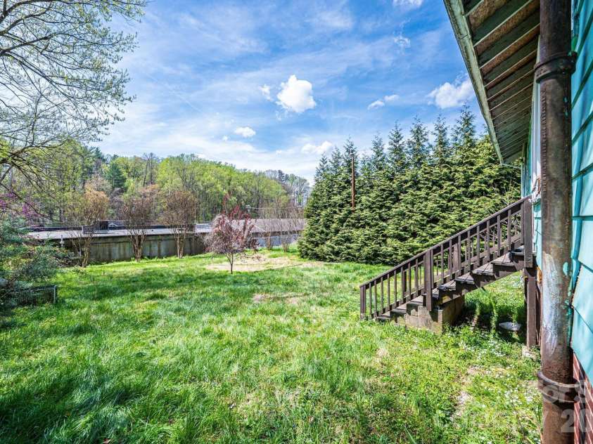 201 Newland Place, Lenoir, NC 28645.  MLS# CAR4359302, YatesRealty ID 14136. 