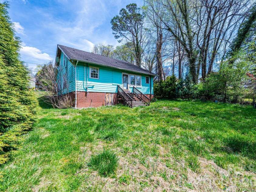 201 Newland Place, Lenoir, NC 28645.  MLS# CAR4359302, YatesRealty ID 14136. 