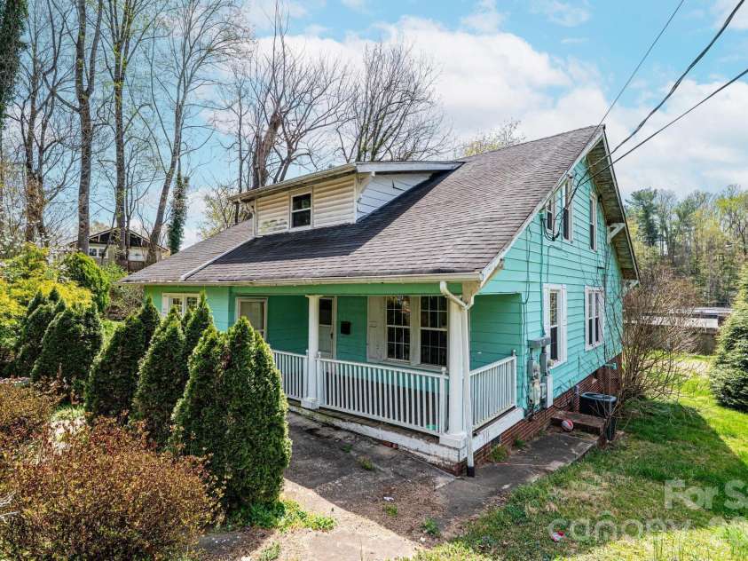201 Newland Place, Lenoir, NC 28645.  MLS# CAR4359302, YatesRealty ID 14136. 