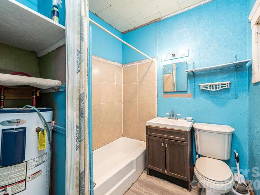 201 Newland Place, Lenoir, NC 28645.  MLS# CAR4359302, YatesRealty ID 14136. Bathroom on main