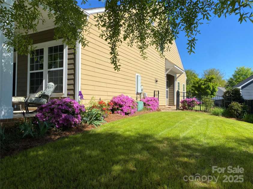 353 Montibello Drive, Mooresville, NC 28117.  MLS# CAR4239567, YatesRealty ID 14136. 