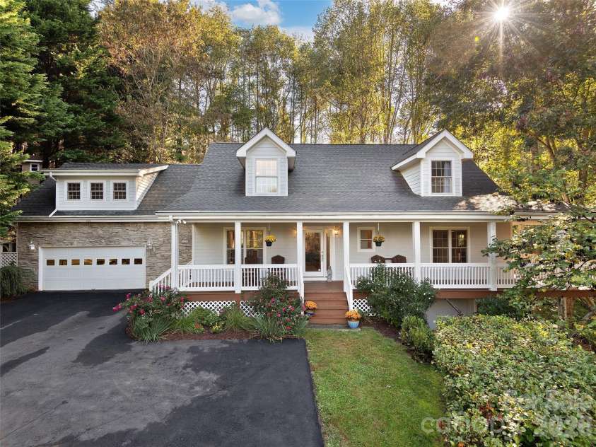 101 Skyview Drive, Asheville, NC 28804.  MLS# CAR4364815, YatesRealty ID 14138. 